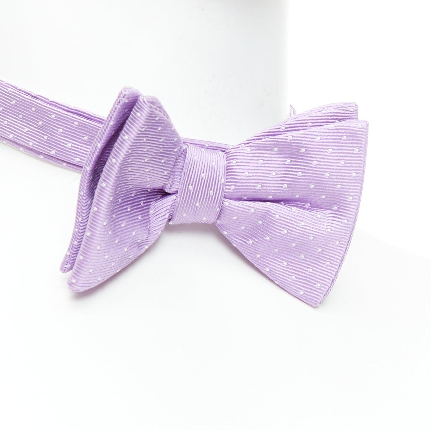LANVIN 100% silk purple white dot classy bow tie
Reference: PRWU/A00172
Brand: Lanvin
Designer: Alber Elbaz
Material: Silk
Color: Purple, White
Pattern: Polka Dot
Closure: Hook & Bar
Lining: White Silk
Made in: France

CONDITION:
Condition: Unworn