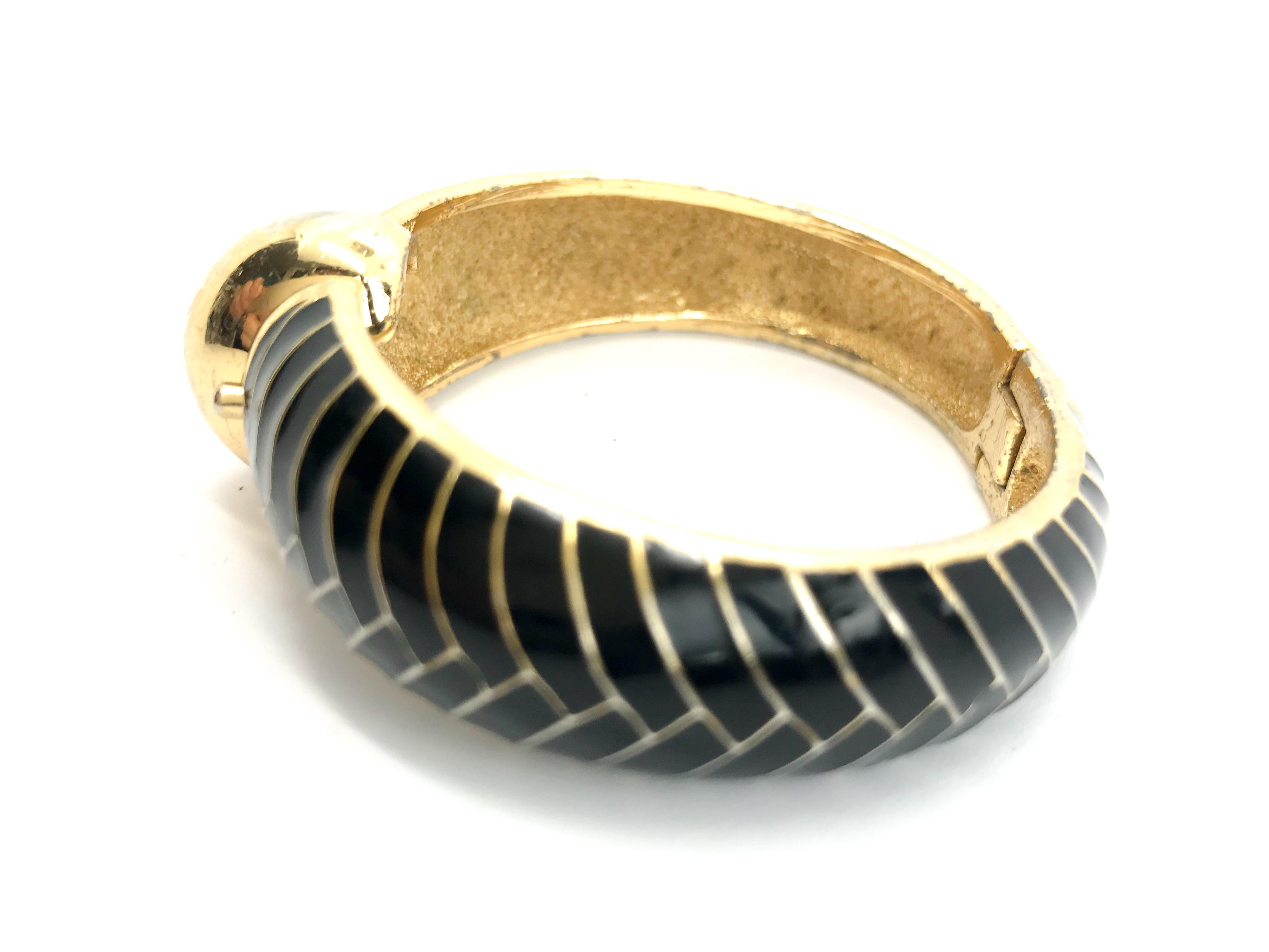 Vintage Signed LANVIN PARIS Black Enamel & Gold Tone Bracelet Bangle.  Signed Lanvin Paris.

Approx 2.5