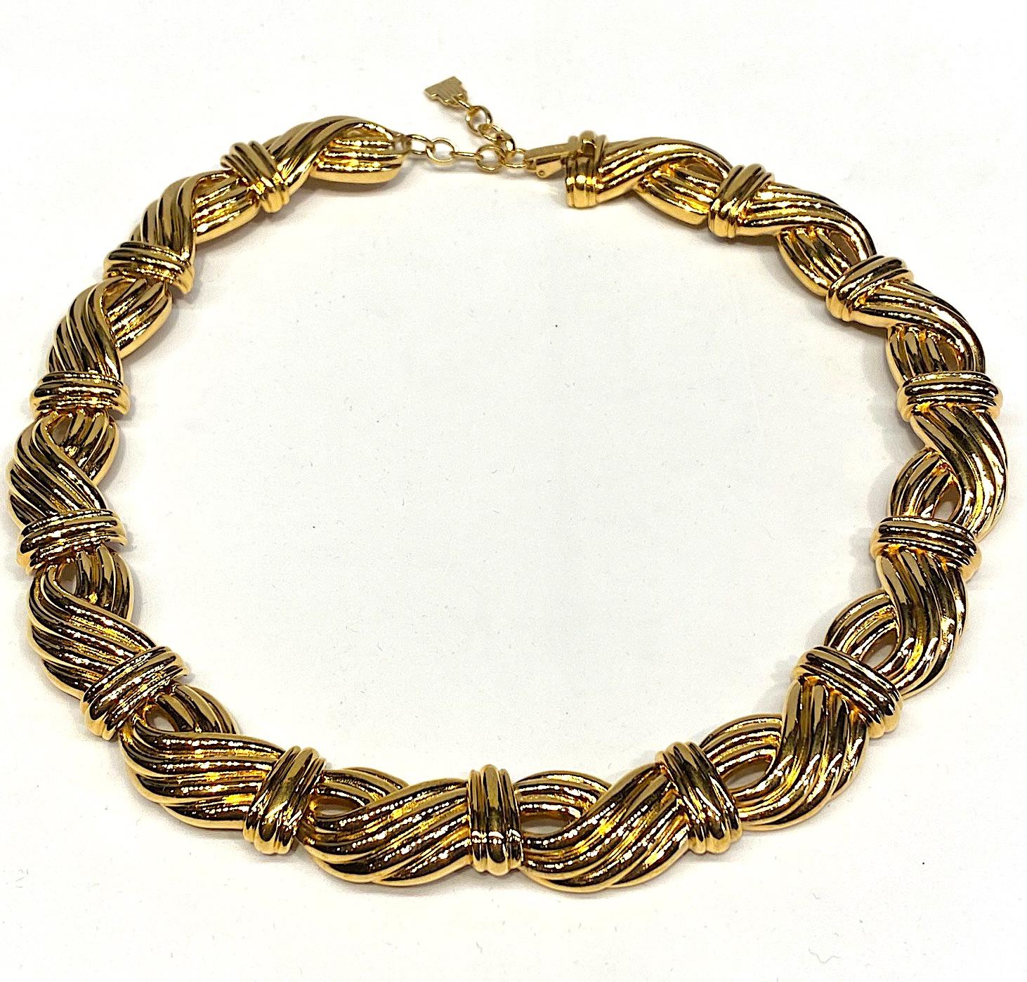 A classic and elegant ribbed link gold tone necklace by Lanvin from the 1980s and produced by Grosse of Germany. The necklace is comprised of 14 ribbed links 1.5 inches long and .75 of an inch wide. Additionally, there is a 1.5 inch long extender