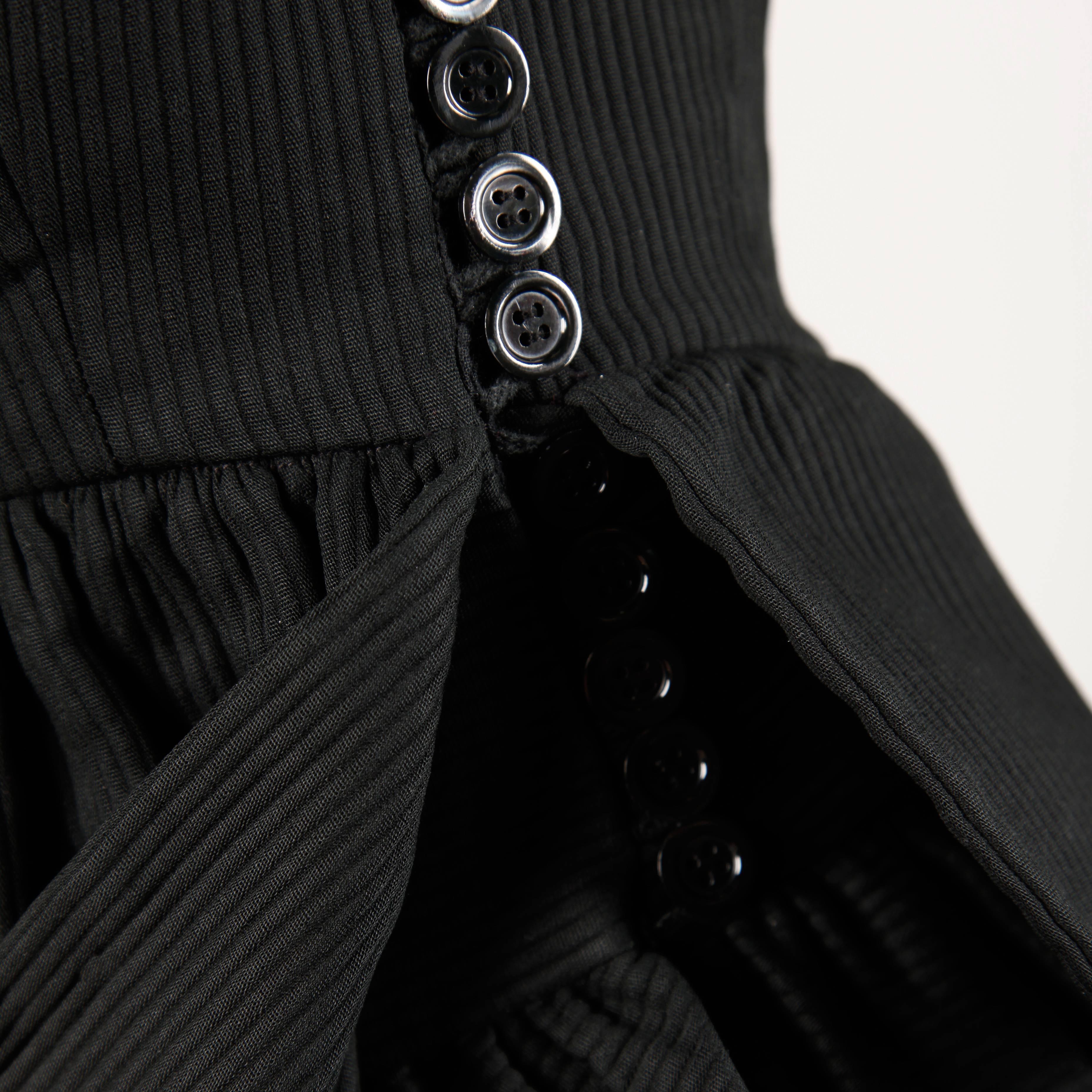 Chic petite robe noire bustier vintage des années 1980, signée Lanvin. Boutons asymétriques et péplum volant. Tissu de coton côtelé de poids moyen.

Détails : 

Entièrement doublé en coton
Bouton avec fermeture à crochet/enveloppe
Taille estimée :