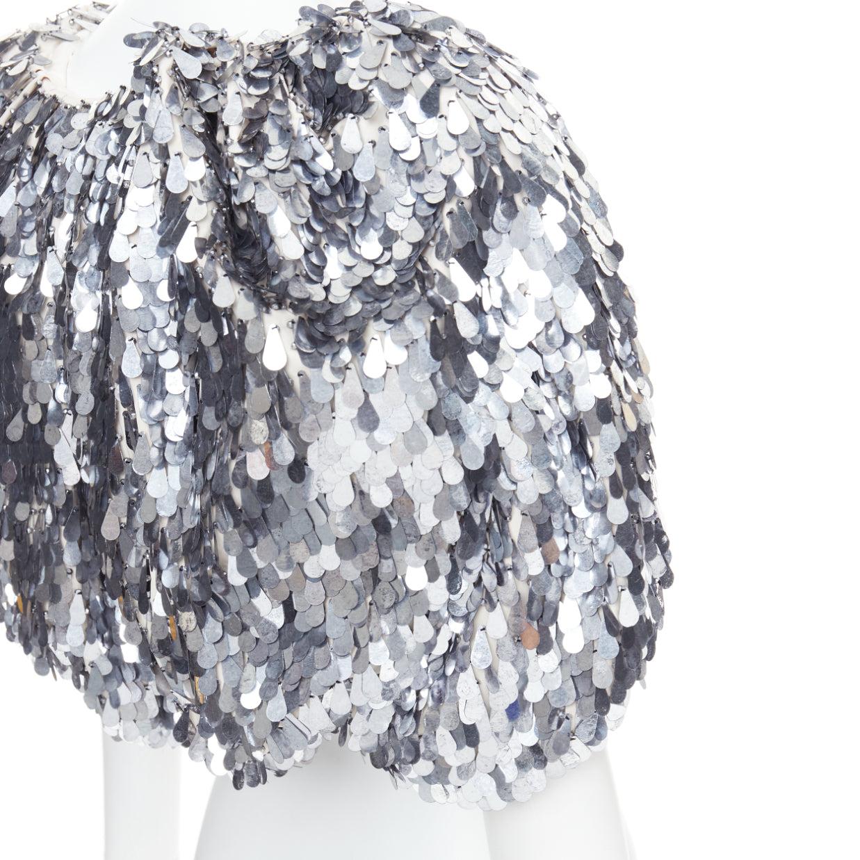 LANVIN 2008 Runway silver droplet pailettes sequin puff sleeve cropped bolero jacket
Reference: TGAS/E00583
Brand: Lanvin
Designer: Alber Elbaz
Collection: 2008 SS
Material: Fabric
Color: Silver, Cream
Pattern: Sequins
Closure: Slip On
Lining: Brown