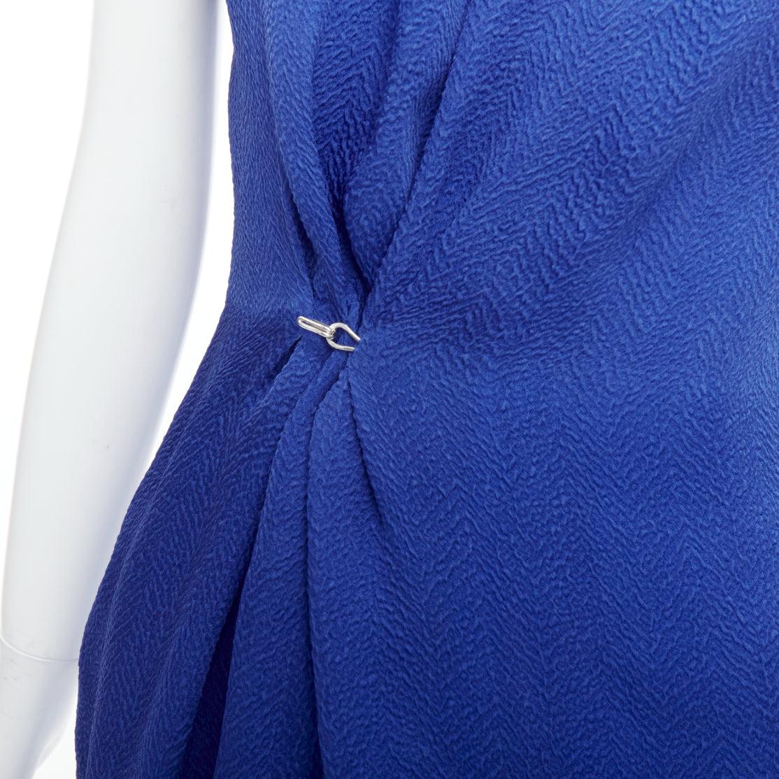 LANVIN 2009 100% Seide blau asymmetrische Schleife Knoten Haken drapieren Kleid FR36 S
Referenz: MECG/A00036
Marke: Lanvin
Designer: Alber Elbaz
Collection'S: 2009
MATERIAL: Seide
Farbe: Blau
Muster: Solide
Verschluss: Reißverschluss
Innenfutter: