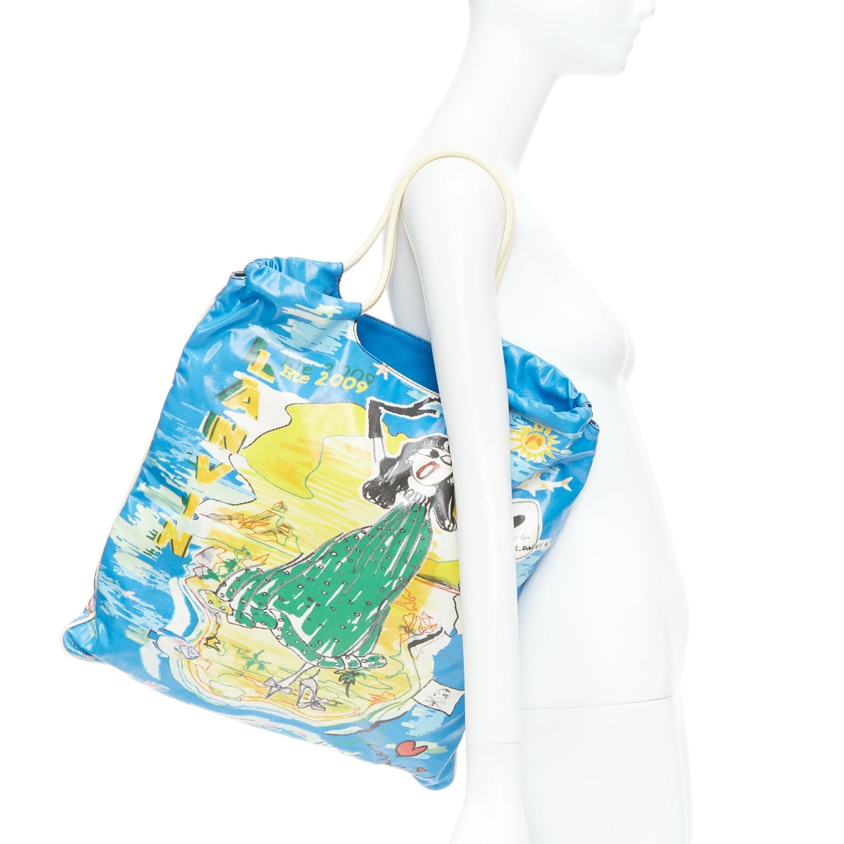 LANVIN 2009 - Sac fourre-tout en toile laminée avec impression de dessins animés et de chants bleus
Référence : ANWU/A01336
Marque : Lanvin
Designer : Alber Elbaz
Collection : 2009
Matériau : Toile
Couleur : Bleu, Multicolore
Motif : Dessin