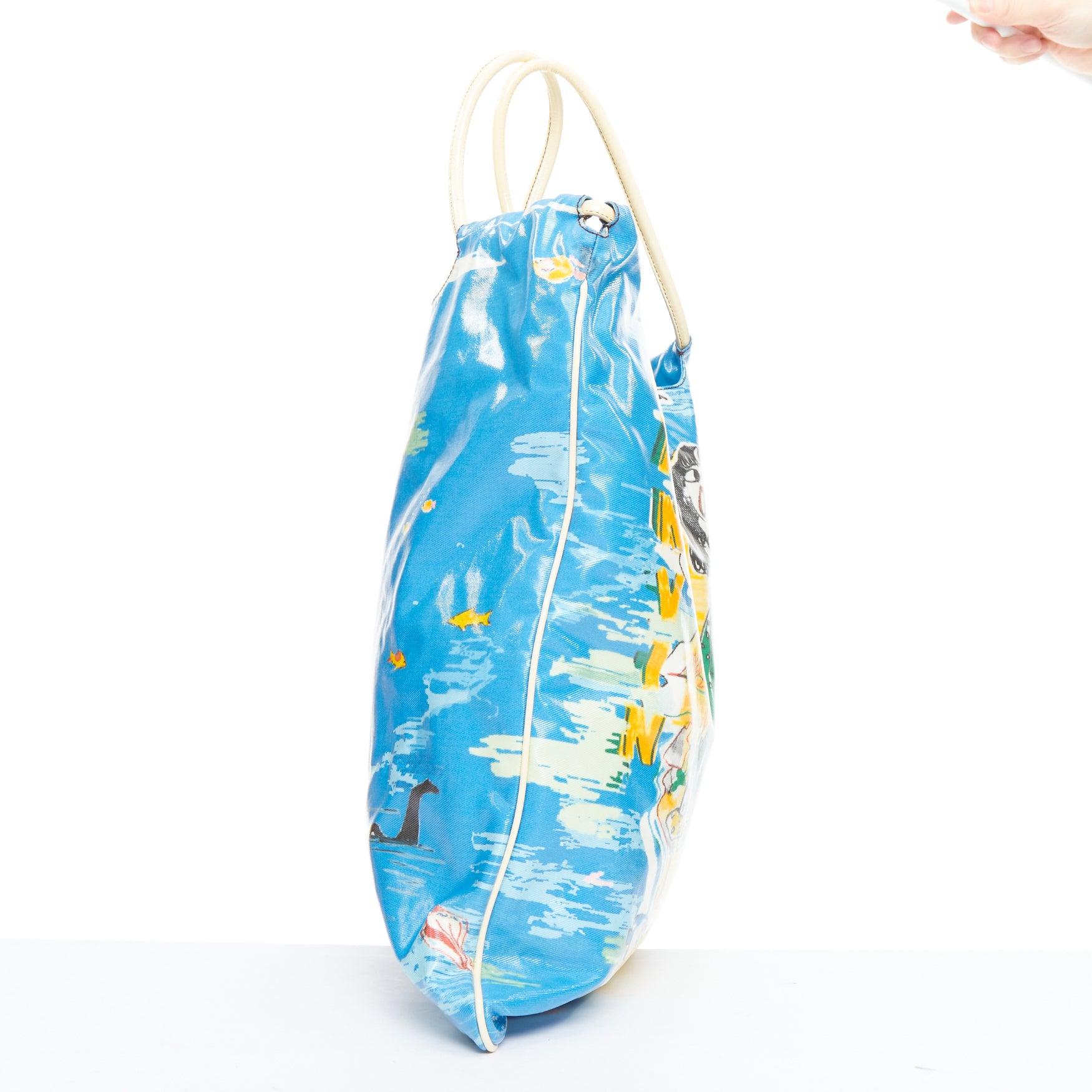 LANVIN 2009 - Sac fourre-tout en toile laminée avec impression de dessins animés et de chants bleus Bon état - En vente à Hong Kong, NT
