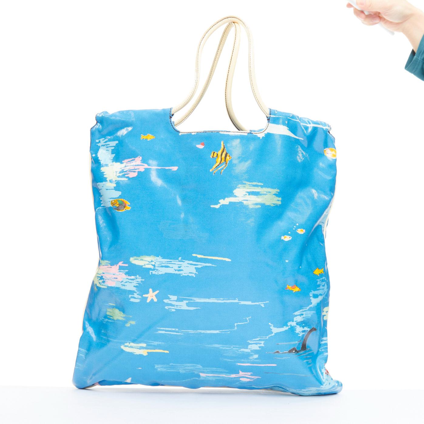 LANVIN 2009 - Sac fourre-tout en toile laminée avec impression de dessins animés et de chants bleus Pour femmes en vente