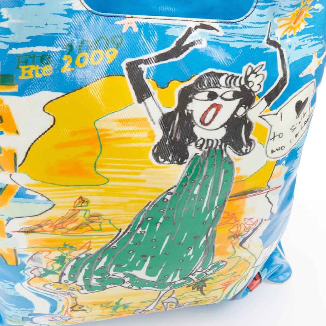 LANVIN 2009 - Sac fourre-tout en toile laminée avec impression de dessins animés et de chants bleus en vente 2