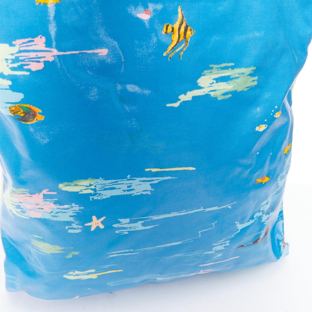 LANVIN 2009 - Sac fourre-tout en toile laminée avec impression de dessins animés et de chants bleus en vente 3