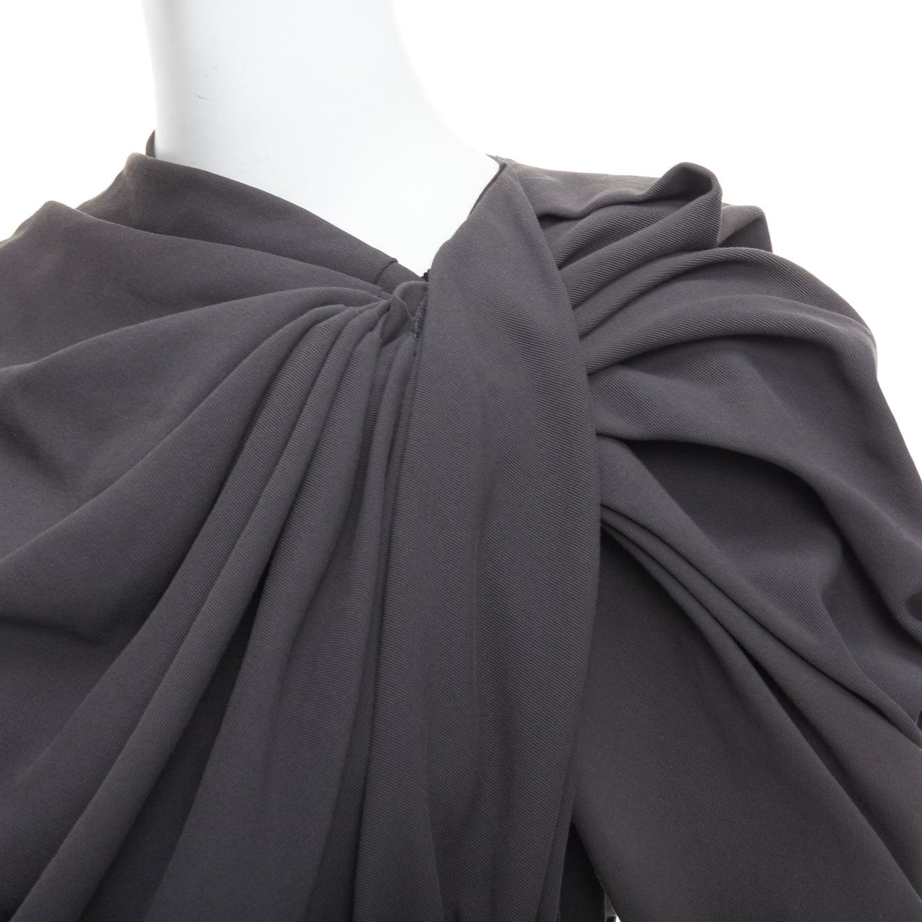 LANVIN 2009 abito grigio asimmetrico drappeggiato e arricciato con cintura FR34 XS
Riferimento: MECG/A00041
Marchio: Lanvin
Designer: Alber Elbaz
Collezione: 2009
Materiale: Cotone
Colore: Grigio, Nero
Modello: Tinta unita
Chiusura: zip
Dettagli