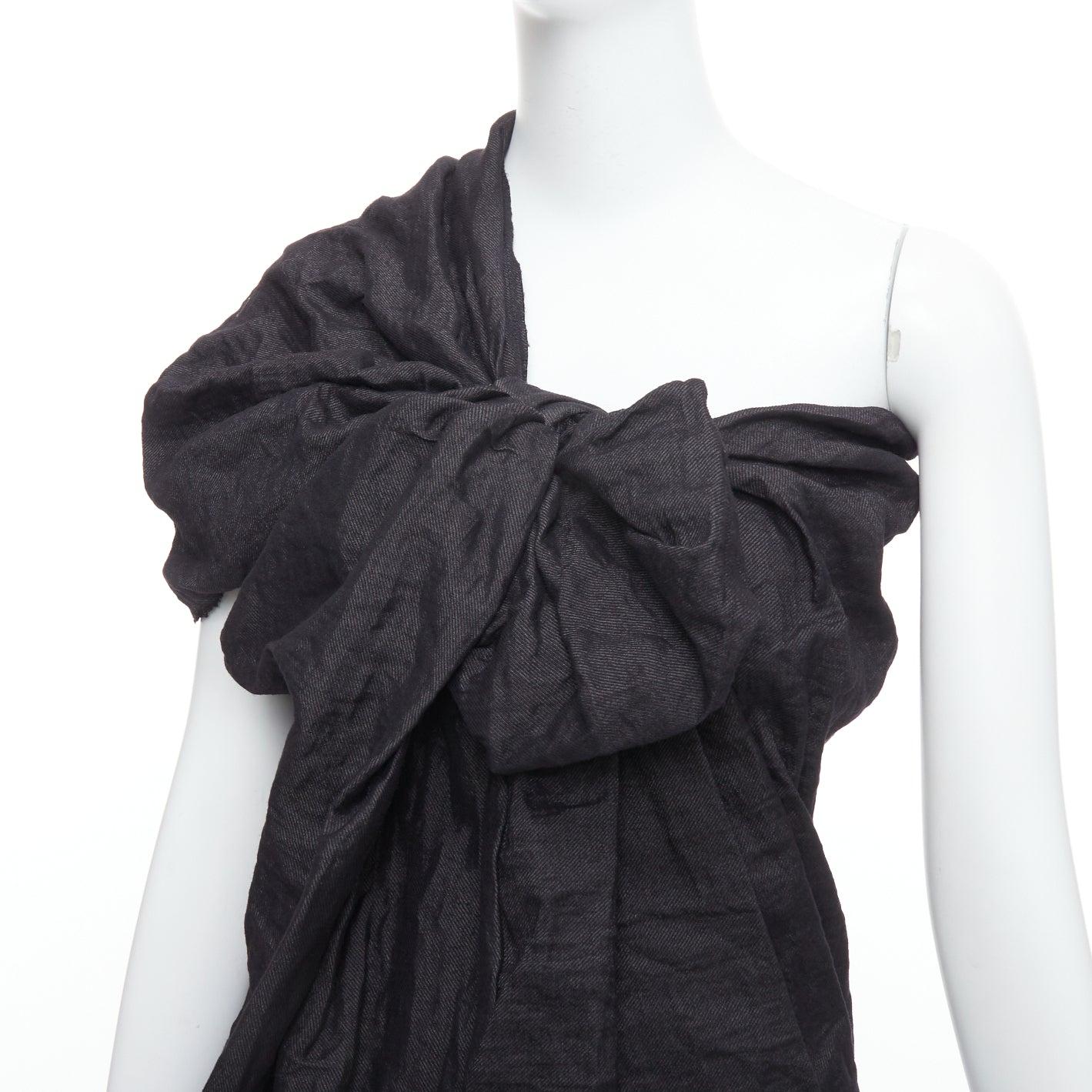 LANVIN 2011 - Mini robe à nœud à une épaule en ramie noire mélangée à du métal FR36 S
Référence : MECG/A00042
Marque : Lanvin
Designer : Alber Elbaz
Collection : 2011
Matière : Ramie, métal, mélange
Couleur : Noir
Motif : Solide
Fermeture : Slip