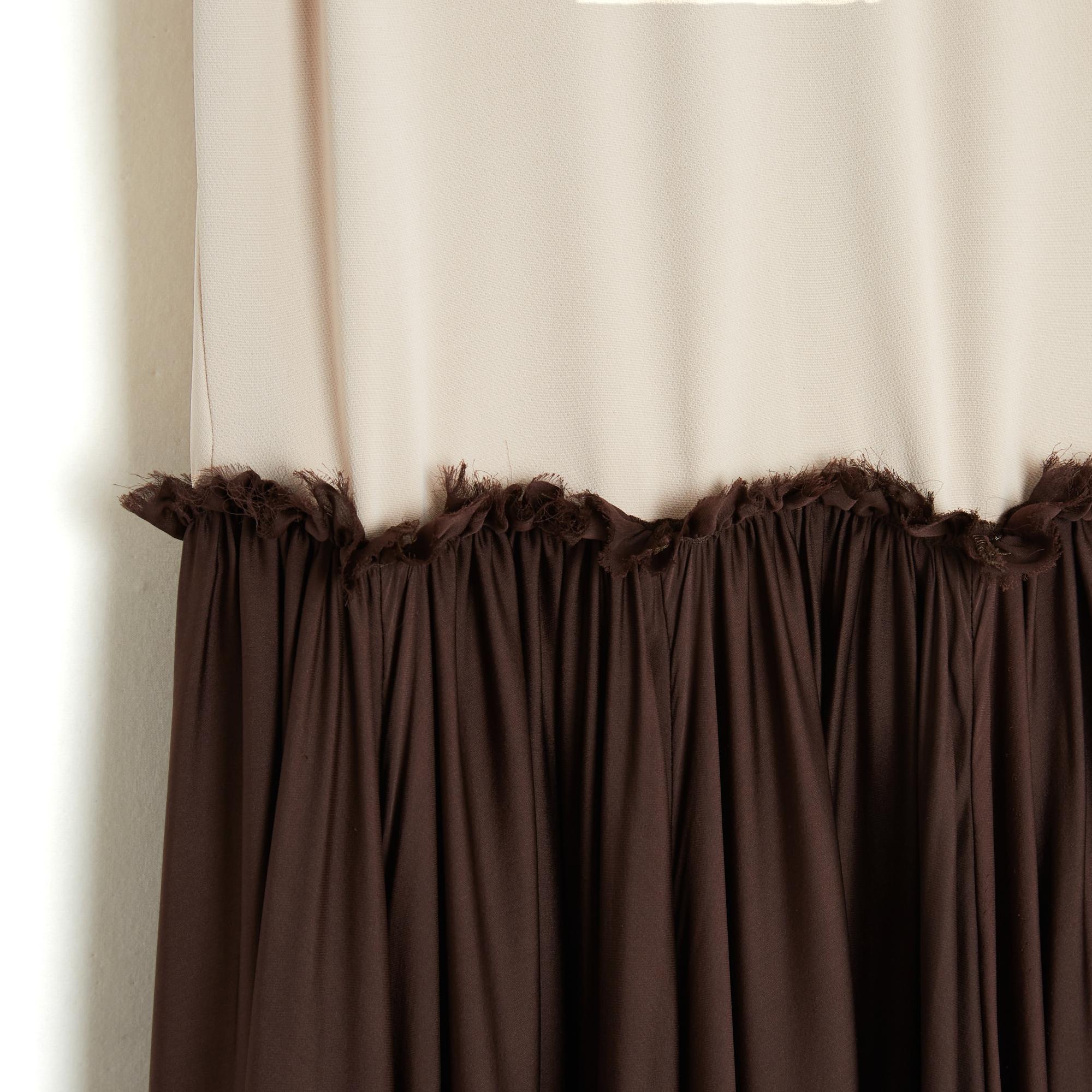 Robe longue Lanvin, collection SS2011 par Alber Elbaz composée d'un top en crêpe de polyamide et élasthanne de couleur chair (beige rose pâle), encolure ronde devant, sans manche avec une jupe longue en mousseline de soie marron, se fermant par un