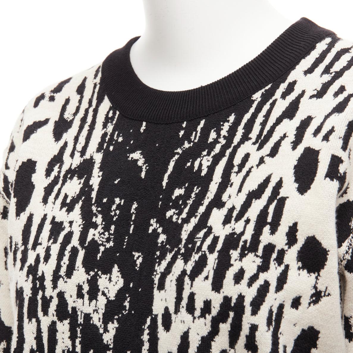 LANVIN 2013 cream black leopard jacquard wool blend ringer sweater top S
Reference: NKLL/A00150
Brand: Lanvin
Designer: Alber Elbaz
Collection: 2013
Material: Wool, Blend
Color: Black, Cream
Pattern: Leopard
Closure: Pullover
Made in: