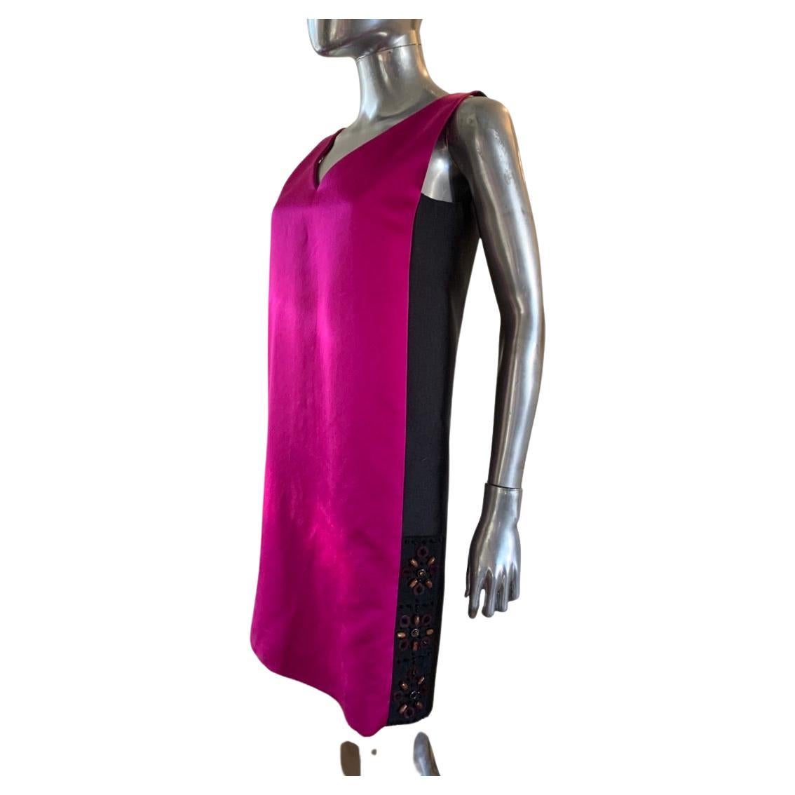 Dieses Kleid von Lanvin ist so modern und schick! Eine schockierende rosa Seidenvorderseite und schwarze Seidenrückseite mit sehr modernen Perlen auf beiden Seiten des Saums. NWT, dieses Kleid wurde von Alber Elbaz für die Sommer 2013 Runway
