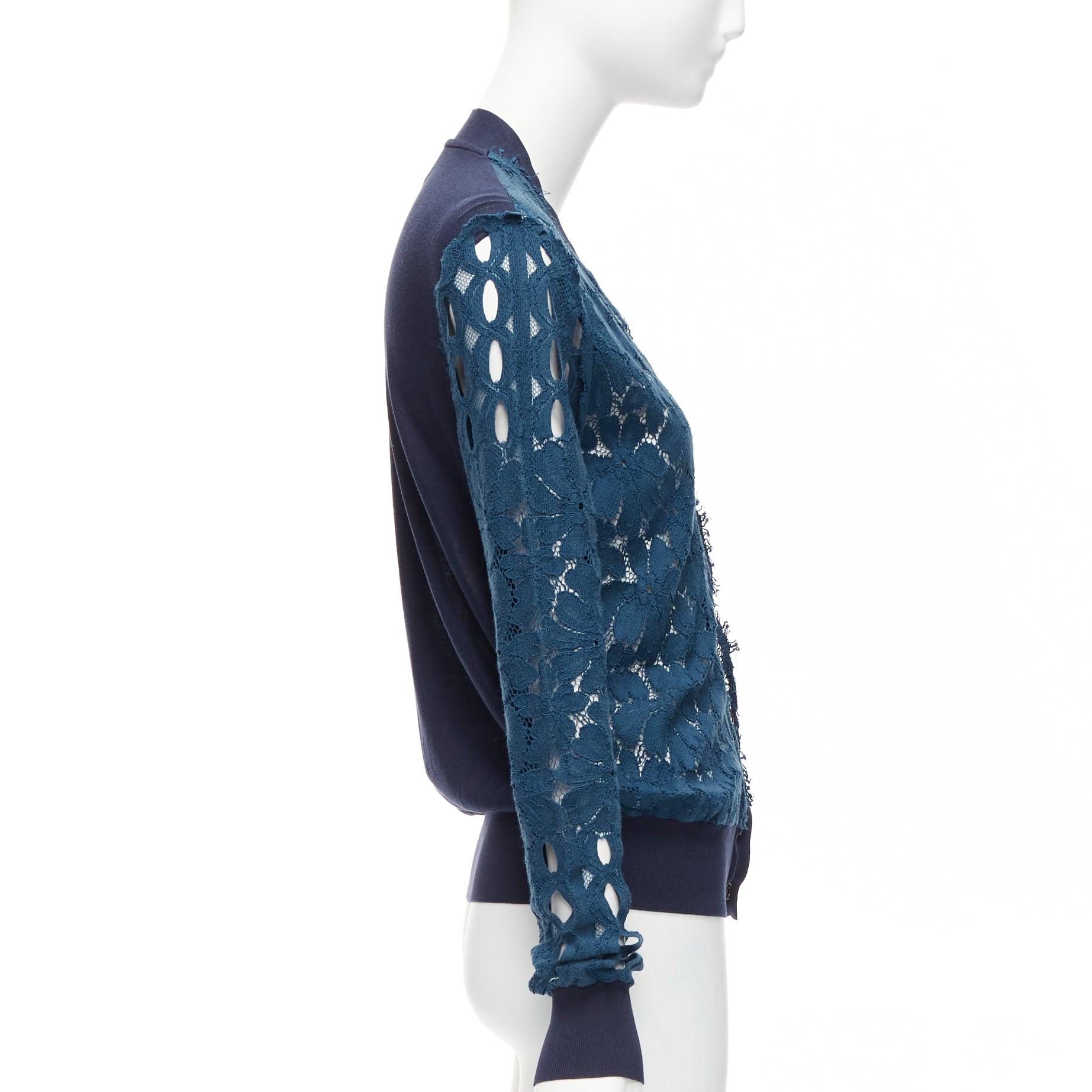 LANVIN 2015 - Cardigan col V à manches longues en coton de soie bleue avec dentelle florale transparente S en vente 1