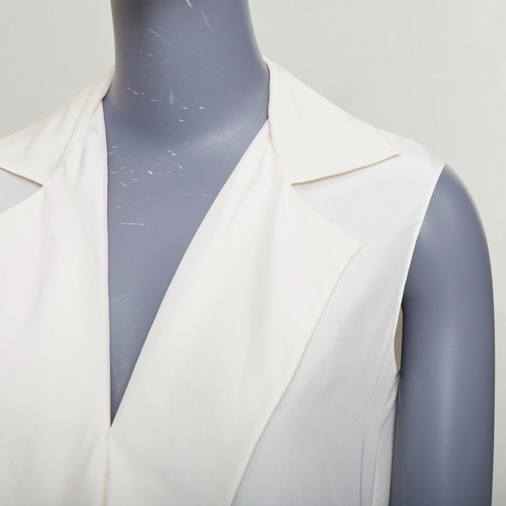 LANVIN 2015 cremefarbene Seide mit breitem Revers und tiefem Ausschnitt ärmelloses Blusentop FR34 XS
Referenz: SNKO/A00602
Marke: Lanvin
Designer: Alber Elbaz
Collection'S: 2015
MATERIAL: Seide
Farbe: Creme
Muster: Solide
Verschluss: