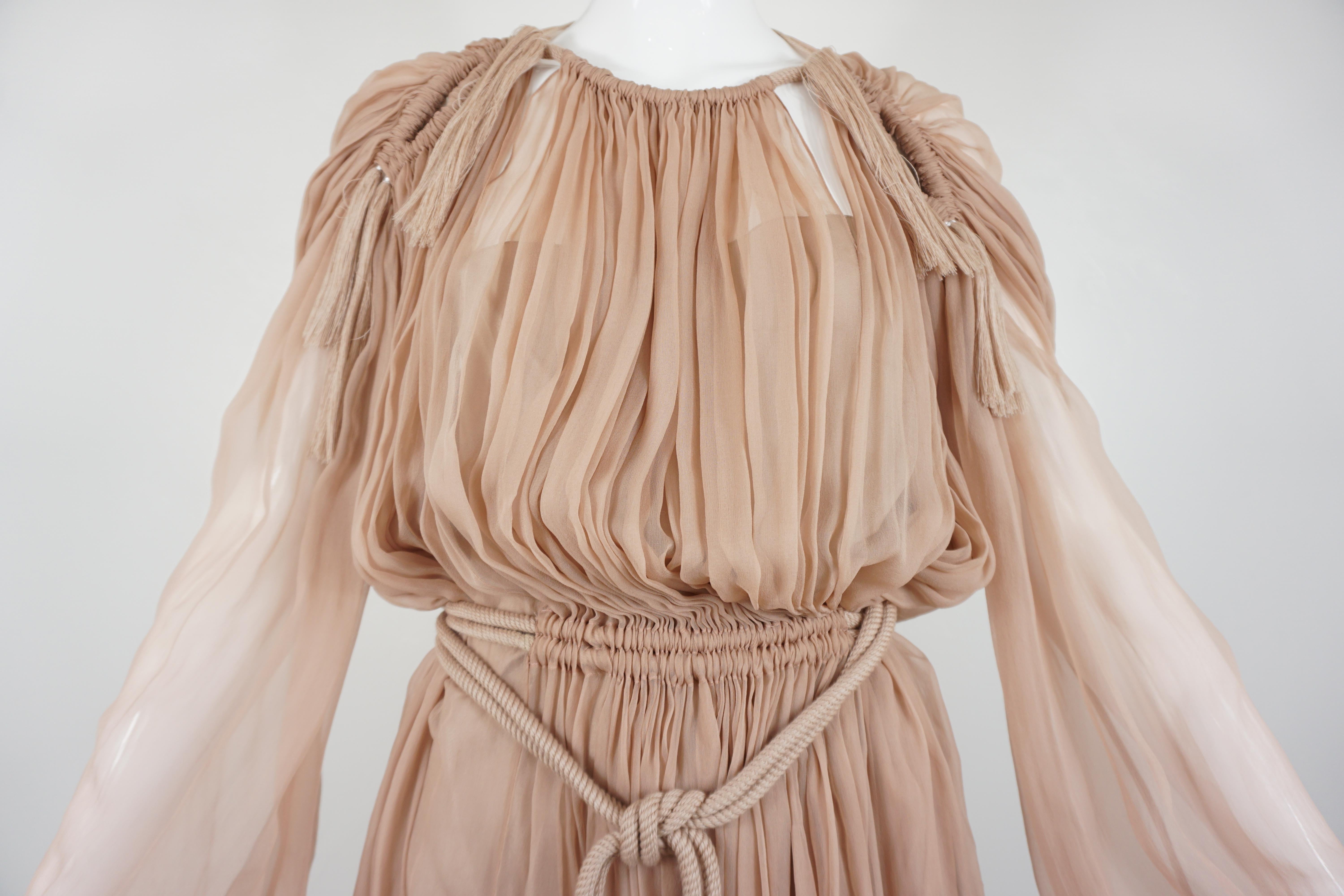 Lanvin 2015 Herbst Abendkleid Laufsteg Look 26 von 52. Griechische Göttin, drapiertes, gerafftes und gerafftes Chiffon-Maxikleid mit Seilgürtel und Borte. Entworfen von dem verstorbenen Alber Elbaz. Hergestellt in Frankreich.

Zustand: