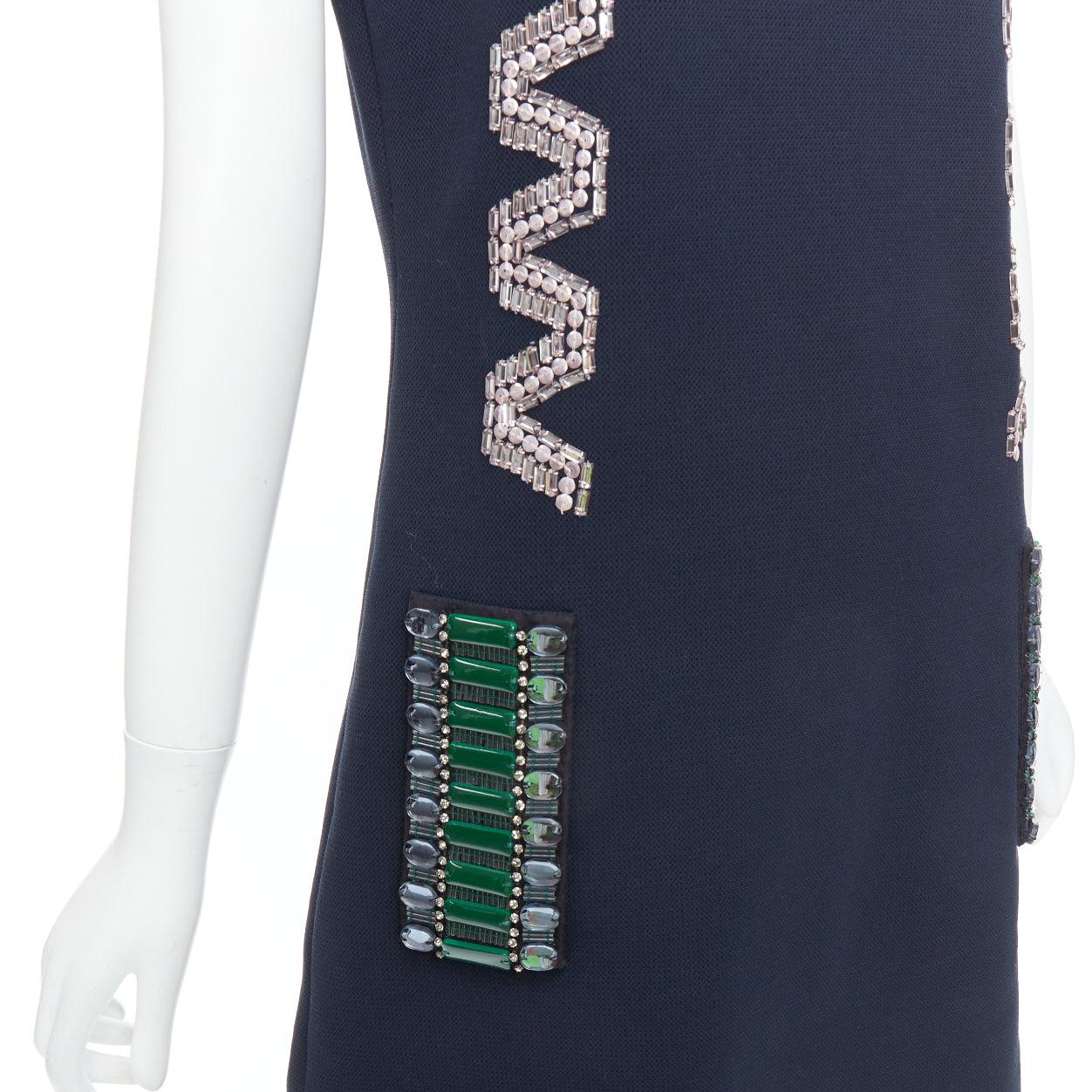 LANVIN 2015 marineblaues Baumwoll-Shiftkleid mit Strassbesatz FR36 S
Referenz: MECG/A00011
Marke: Lanvin
Designer: Alber Elbaz
Collection: 2015 Resort - Laufsteg
MATERIAL: Baumwolle, Gemisch
Farbe: Marineblau, Mehrfarbig
Muster: Solide
Verschluss: