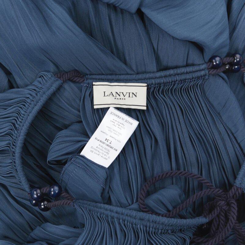 LANVIN 2016 Blaues Maxikleid aus plissiertem Polyester mit Perlen und Schnürung FR34 im Angebot 6