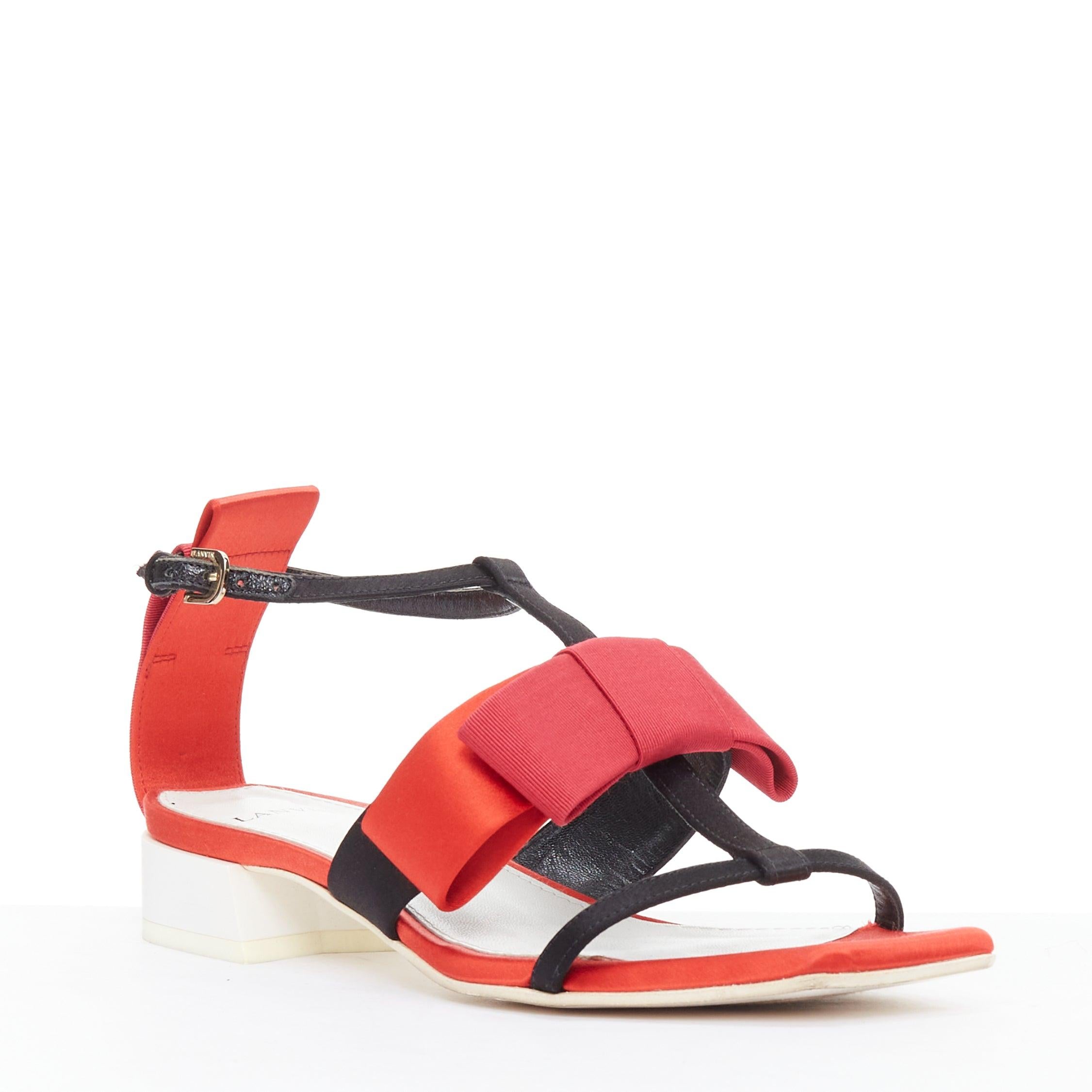 LANVIN 2018 Runway bow embellished red satin T-strap chunky sandals EU37
Riferimento: KYCG/A00113
Marchio: Lanvin
Designer: Alber Elbaz
Modello: Con fiocco
Collezione: Passerella
Materiale: Raso
Colore: Rosso, Nero
Modello: Tinta unita
Chiusura: