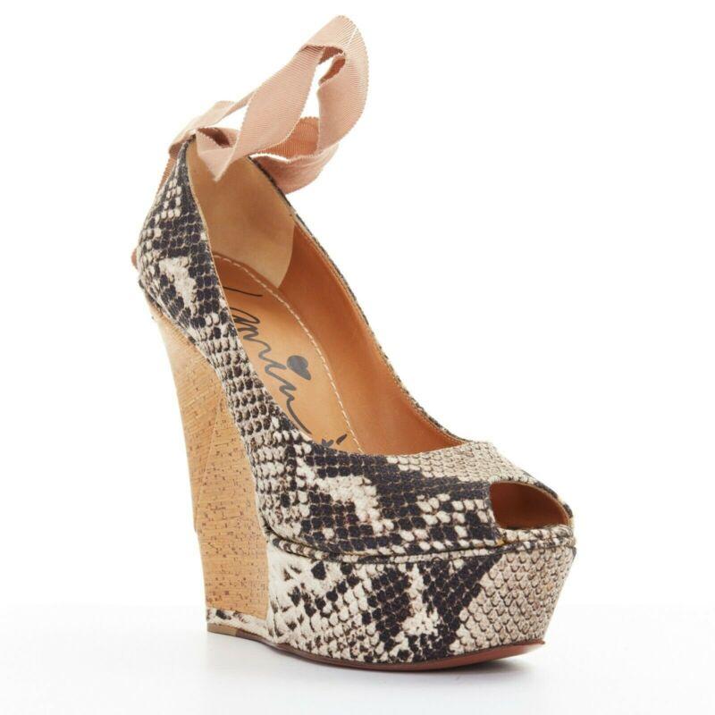 LANVIN ALBER ELBAZ escarpins à talons de cheville à talons compensés en cuir imprimé avec rubans, taille EU 38, 2011
Référence : TGAS/A02869
Marque : Lanvin
Designer : Alber Elbaz
Collection : Printemps-été 2011
MATERIAL : Toile, liège
Couleur :