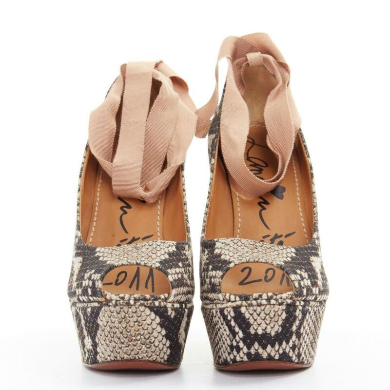 Marron LANVIN ALBER ELBAZ escarpins à talons de cheville à talons compensés en cuir imprimé avec rubans, taille EU 38, 2011 en vente