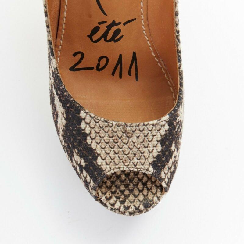 LANVIN ALBER ELBAZ escarpins à talons de cheville à talons compensés en cuir imprimé avec rubans, taille EU 38, 2011 en vente 1