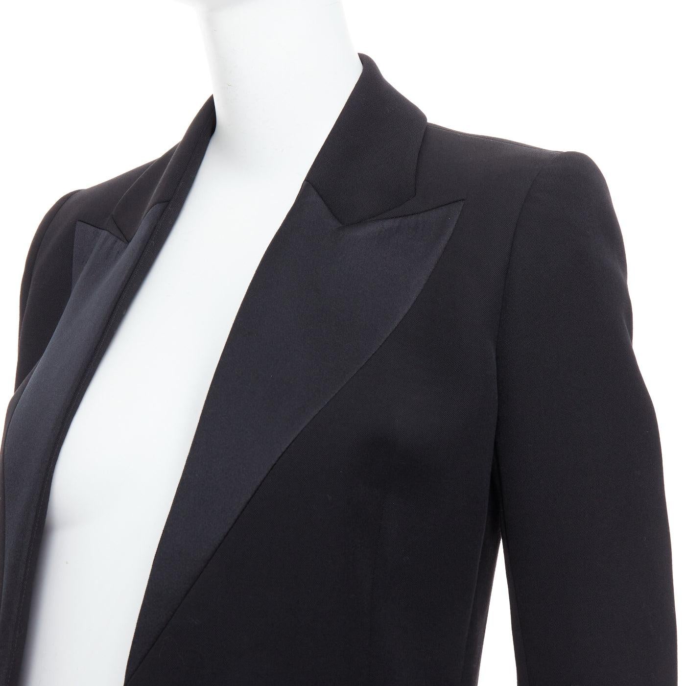 LANVIN Alber Elbaz blazer nero in lana e seta Trompe Loeil con bavero a punta pressato FR36 S
Riferimento: CNLE/A00373
Marchio: Lanvin
Designer: Alber Elbaz
Materiale: Lana, seta, misto
Colore: nero
Modello: Tinta unita
Fodera: Tessuto nero
Dettagli