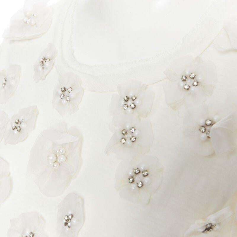 LANVIN ALBER ELBAZ Collection Blanche, tshirt in seta bianca con fiori di cristallo e perle XS
Riferimento: SNKO/A00104
Marchio: Lanvin
Designer: Alber Elbaz
Modello: Maglietta a fiori
Collezione: Collezione Blanche
Materiale: Cotone
Colore: