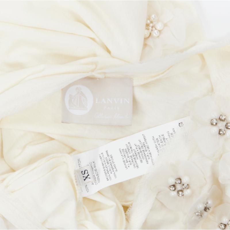 LANVIN ALBER ELBAZ Collection Blanche, tshirt in seta bianca con fiori di cristallo e perle XS in vendita 4