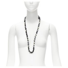 LANVIN ALBER ELBAZ, long collier enveloppé de rubans de soie de perles noires, anthracite crème et noire