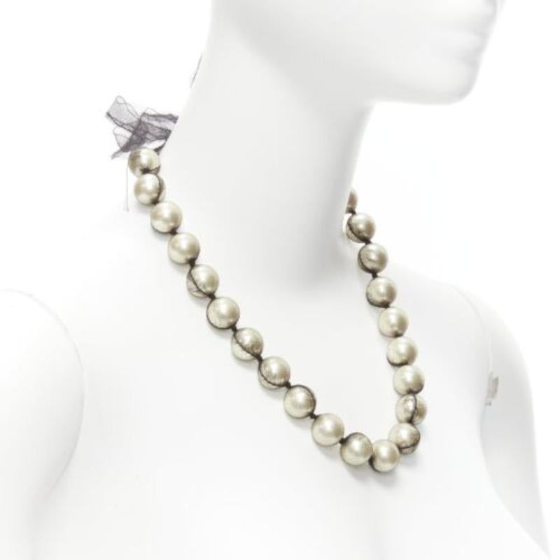 LANVIN ALBER ELBAZ collar princesa envolvente de malla negra con perlas color crema en Excelente estado para la venta en Hong Kong, NT