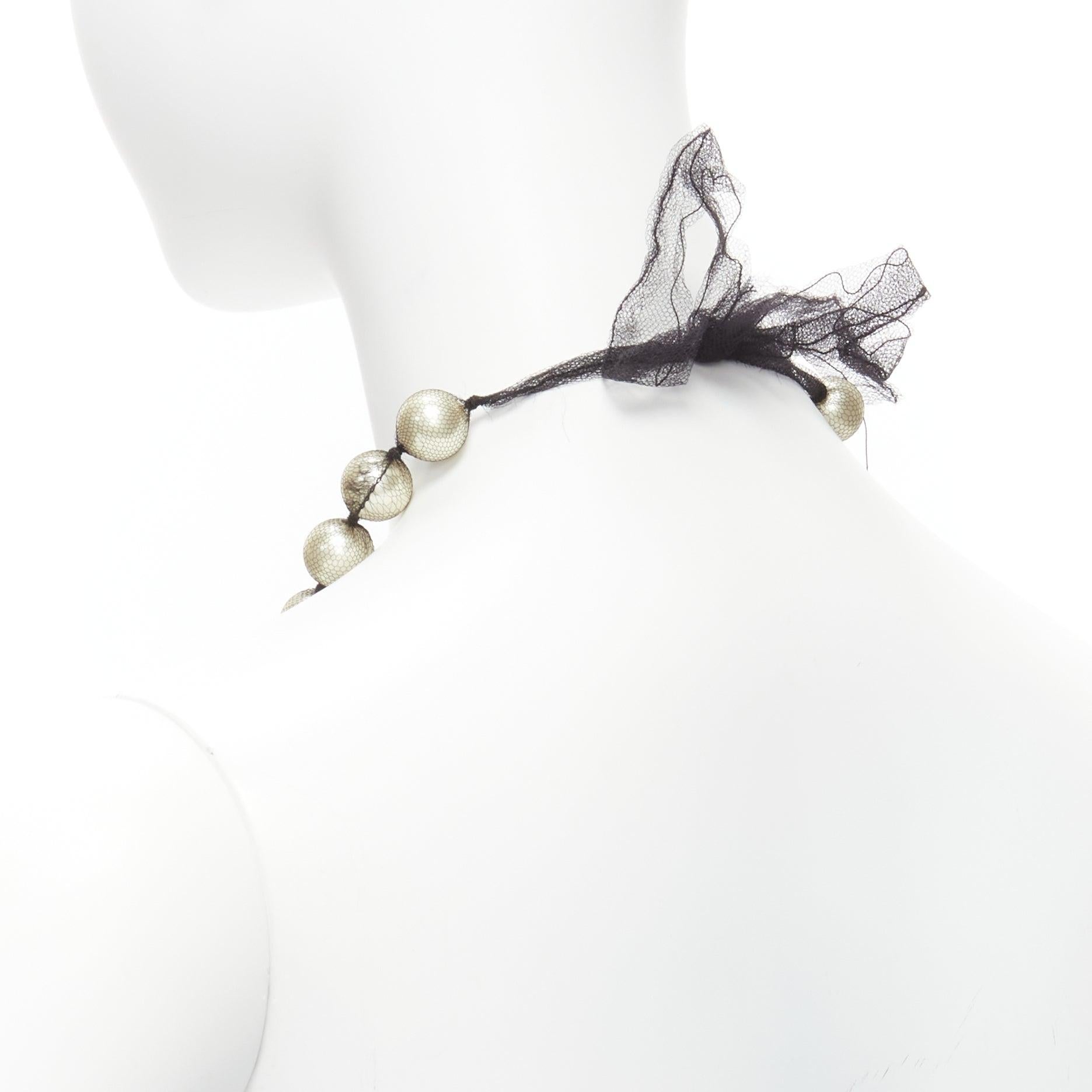 LANVIN ALBER ELBAZ collar princesa envolvente de malla negra con perlas color crema en venta 2
