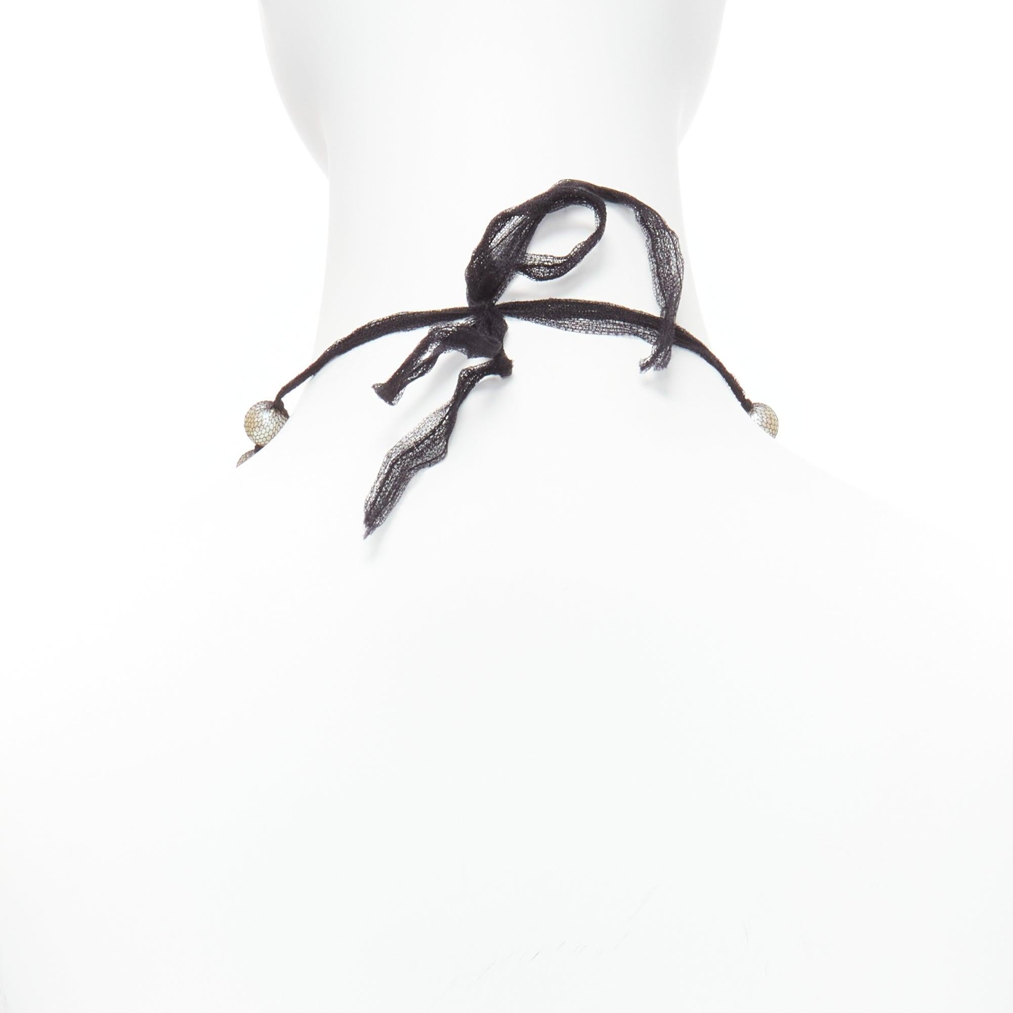 LANVIN ALBER ELBAZ - Collier princesse en maille de tulle noir avec perles de couleur crème et ruban de soie en vente 1