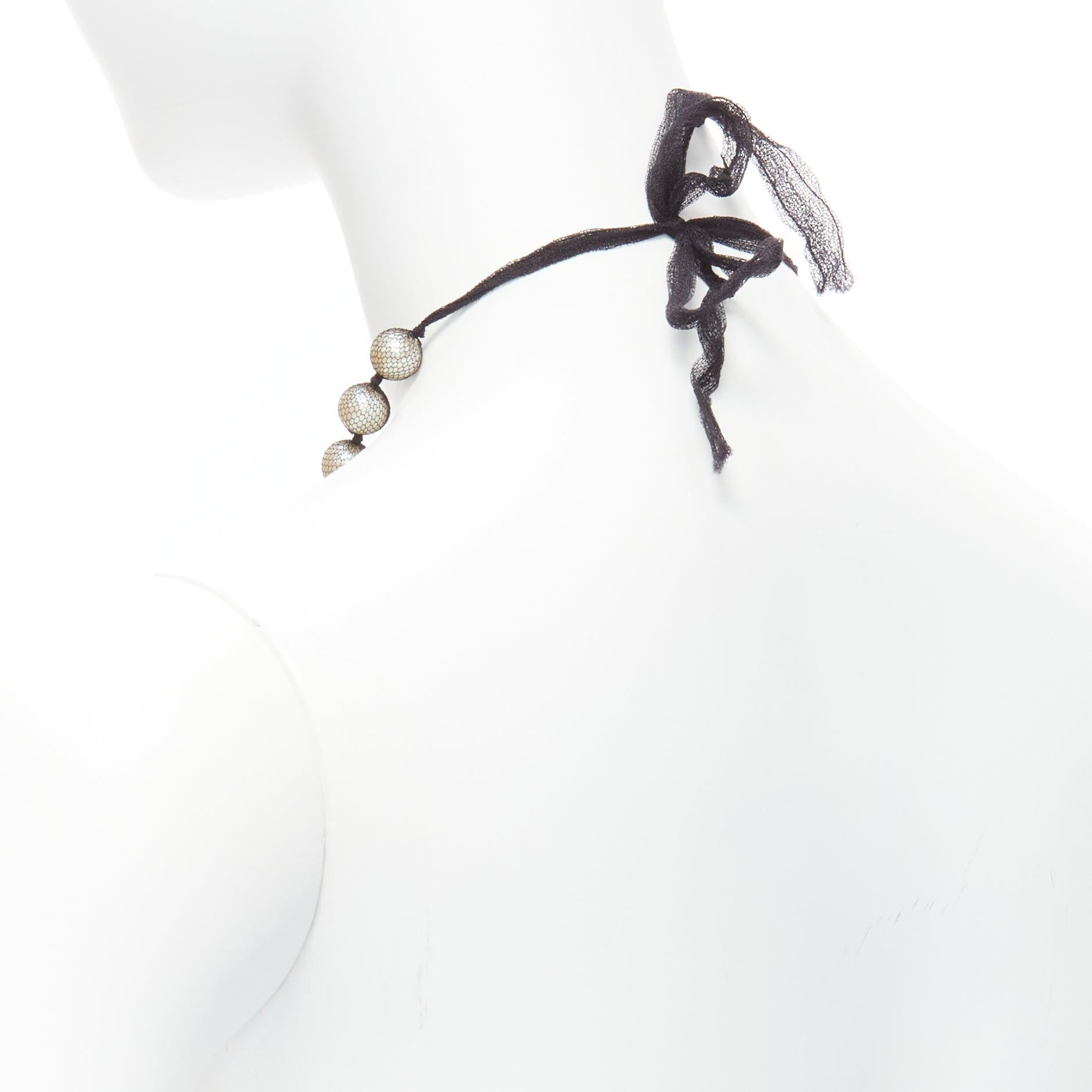 LANVIN ALBER ELBAZ - Collier princesse en maille de tulle noir avec perles de couleur crème et ruban de soie en vente 2