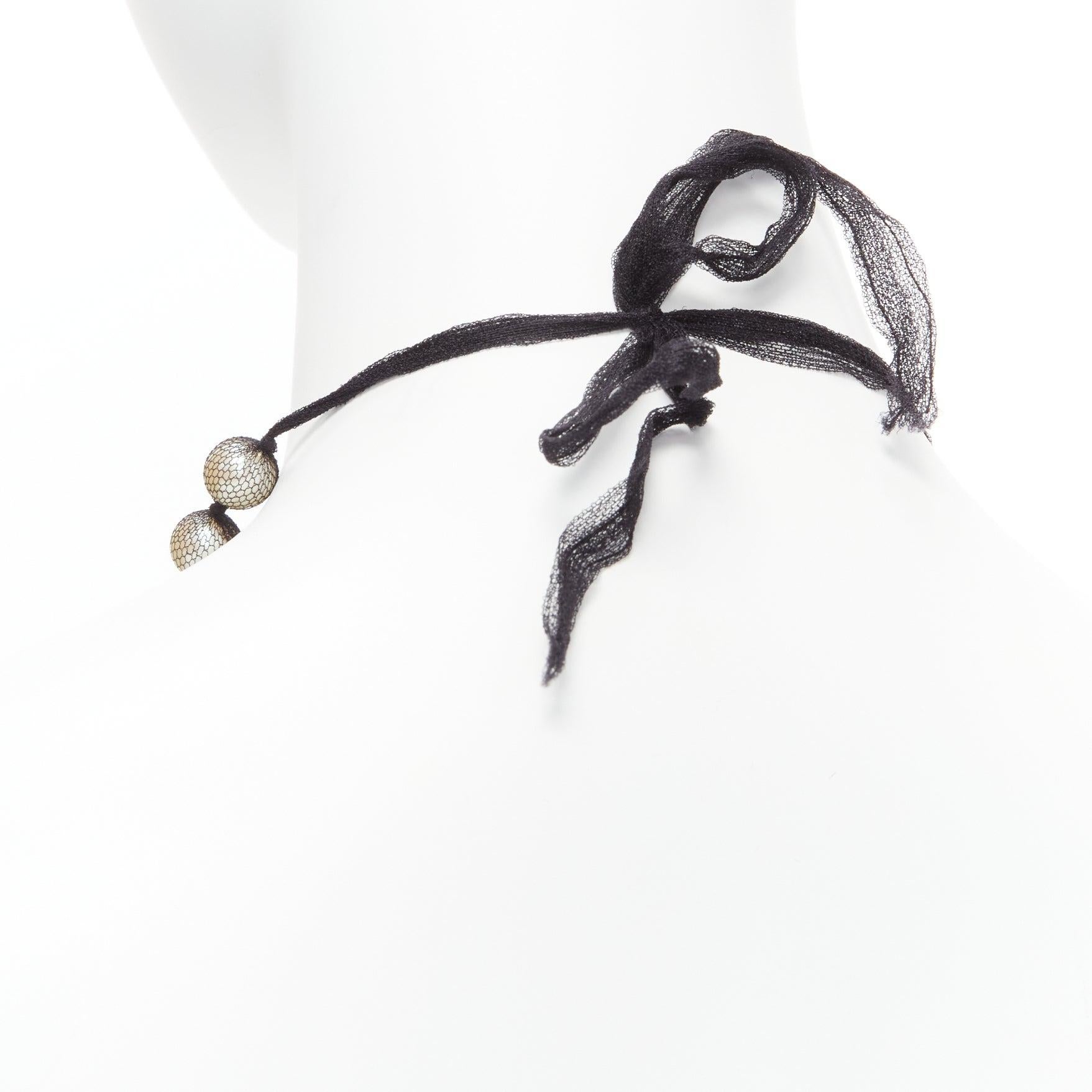 LANVIN ALBER ELBAZ - Collier princesse en maille de tulle noir avec perles de couleur crème et ruban de soie en vente 3