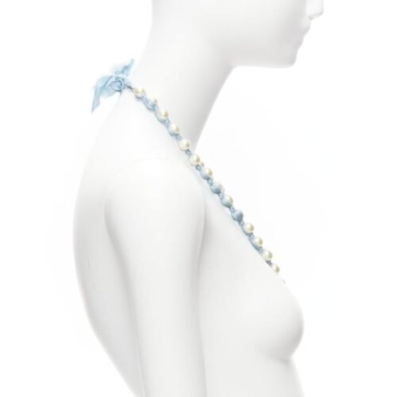 Donna LANVIN Alber Elbaz - collana lunga con nastro di seta blu e perle crema in vendita