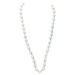 LANVIN ALBER ELBAZ, long collier enveloppant un ruban de soie bleu perle crème