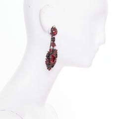 Par de pendientes de clip llamativos de LANVIN, diseñados por Alber Elbaz, con forma de lágrima y adornos de cristal y strass