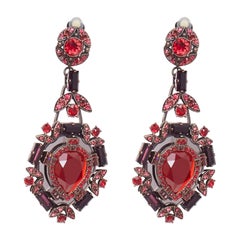 Par de pendientes de clip llamativos de LANVIN, diseñados por Alber Elbaz, con forma de lágrima y adornos de cristal y strass