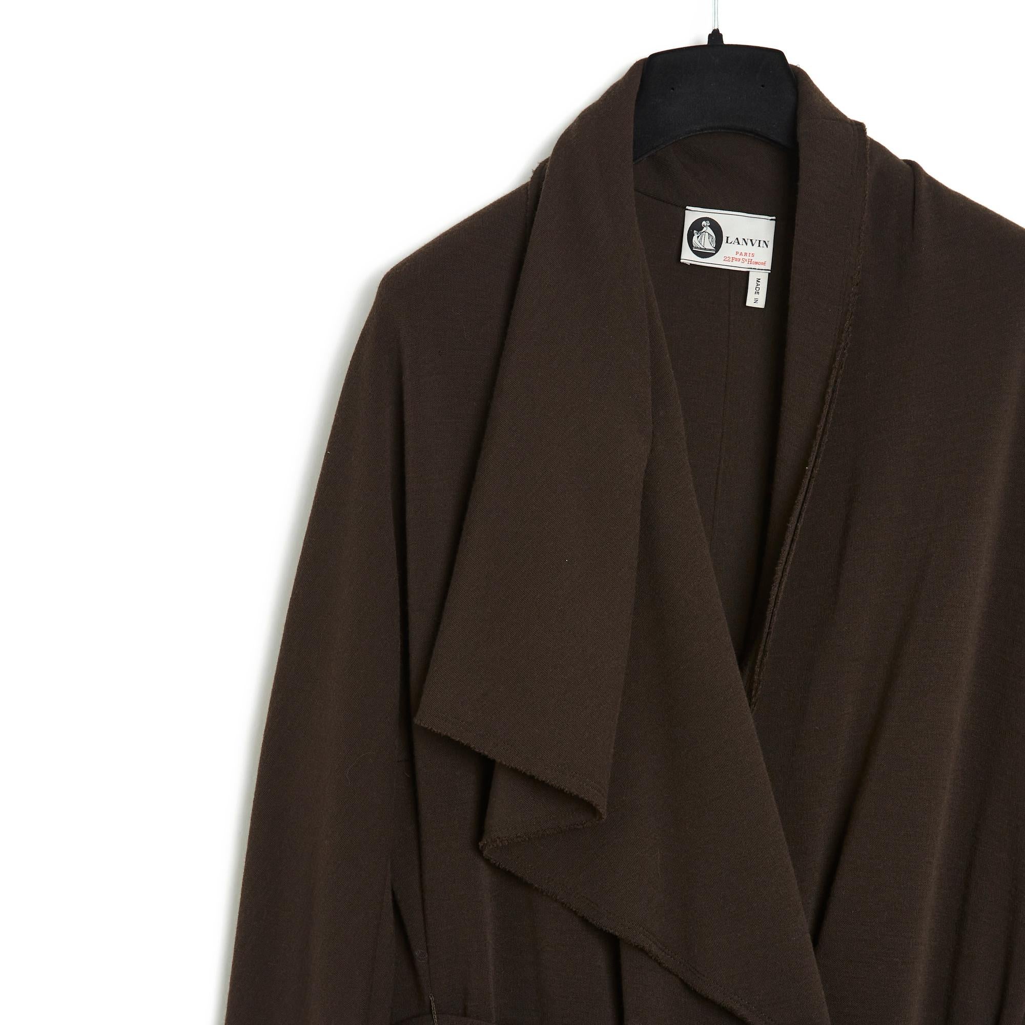 Abrigo Lanvin de Alber Elbaz en punto, grueso pero flexible, de lana marrón, cuello drapeado cerrado por 2 grandes botones automáticos y un cinturón exterior a juego, 2 bolsillos con aberturas a los lados, mangas largas, sin forro. Talla 38FR o UK10