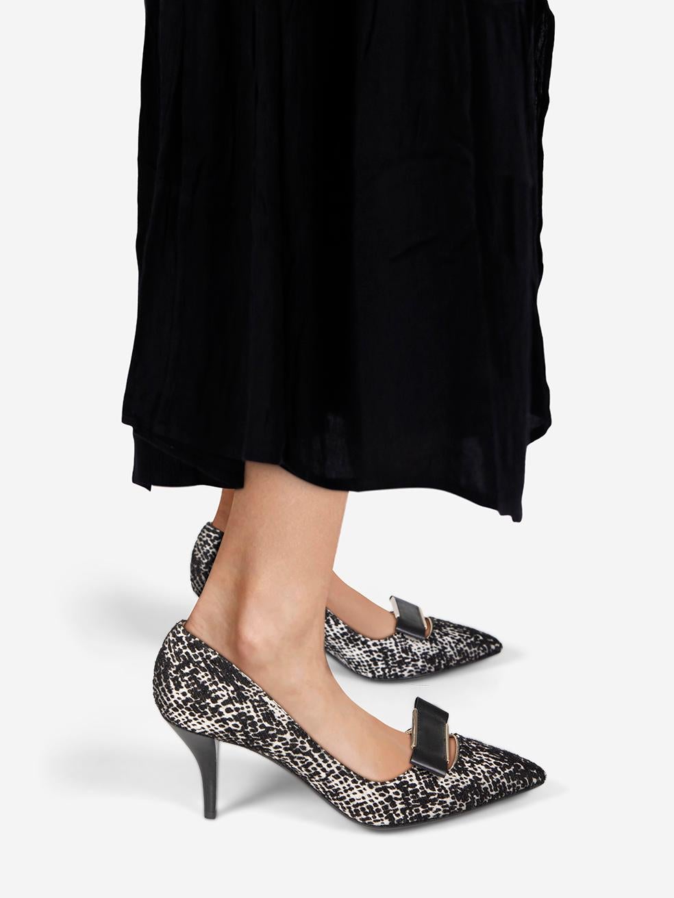 CONDITION is Very good. Minimal wear to the pumps is evident. Abrasion on both heels. The bow detailing on the right toe box is coming off on the right side of this used Lanvin designer resale item.
 
 Details
 
 
 Black¬†
 
 Cloth textile
 
 Pumps
