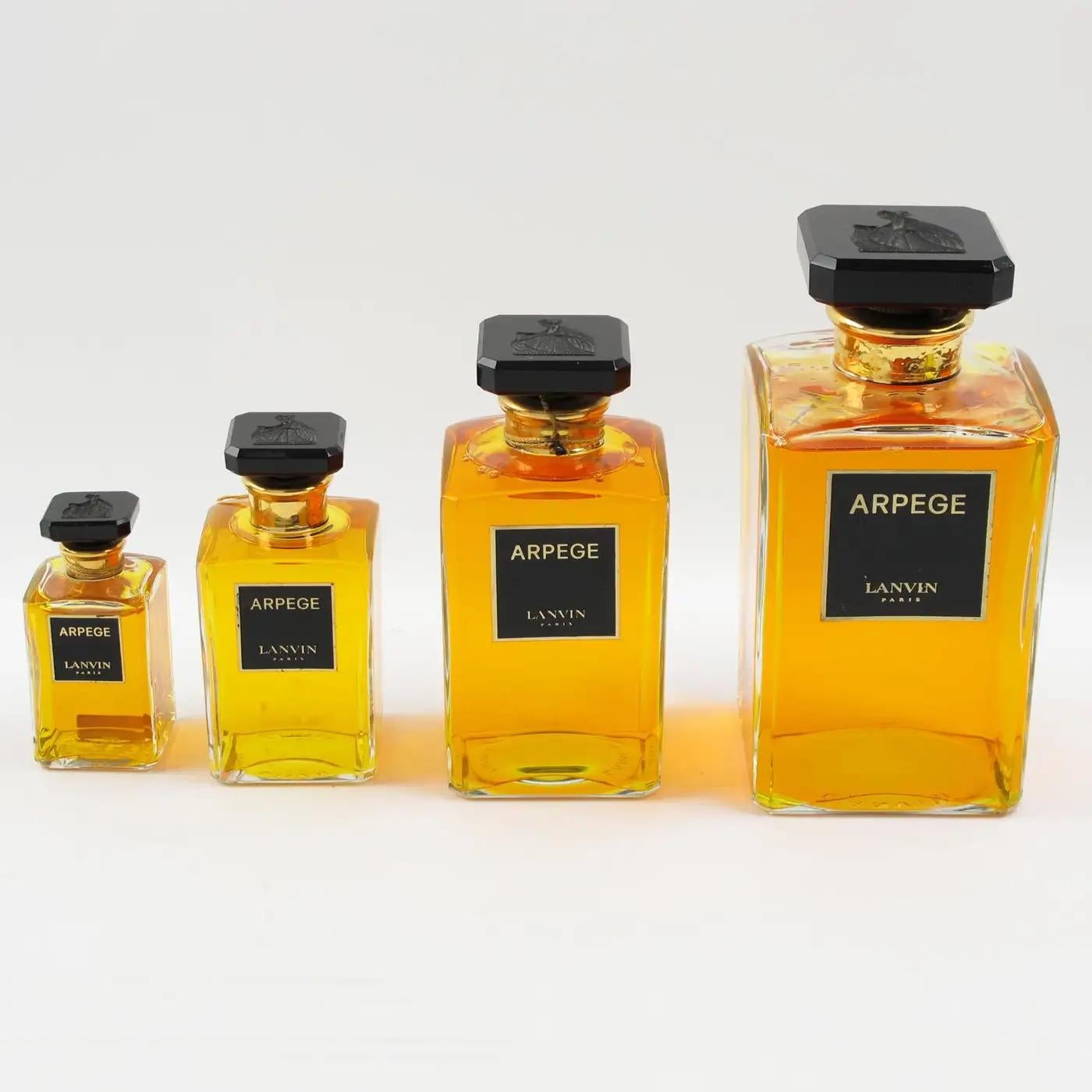 Il s'agit d'un magnifique ensemble de quatre flacons de cristal en factice pour la présentation des parfums Lanvin dans les magasins de détail. Ce set a été créé uniquement pour une utilisation promotionnelle en tant que présentoir de magasin. Les