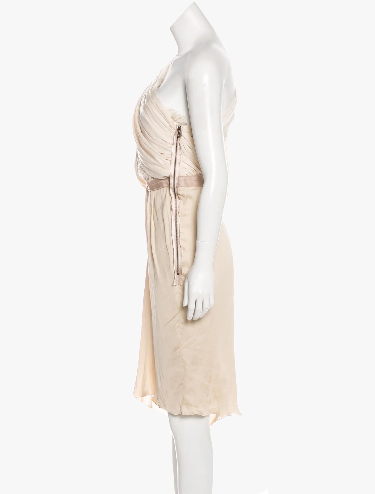Ivory Lanvin mini dress with one-shoulder neckline, ruche-accented at bust, asymmetrical hemline and exposed zip closure at side.

Size – M

Bust: 27″ / 68,6 cm

Waist: 26″ / 66 cm

Hips: 30″ / 76,2 cm

Length: 35.5″ / 90,2 cm

Fabric – 100%
