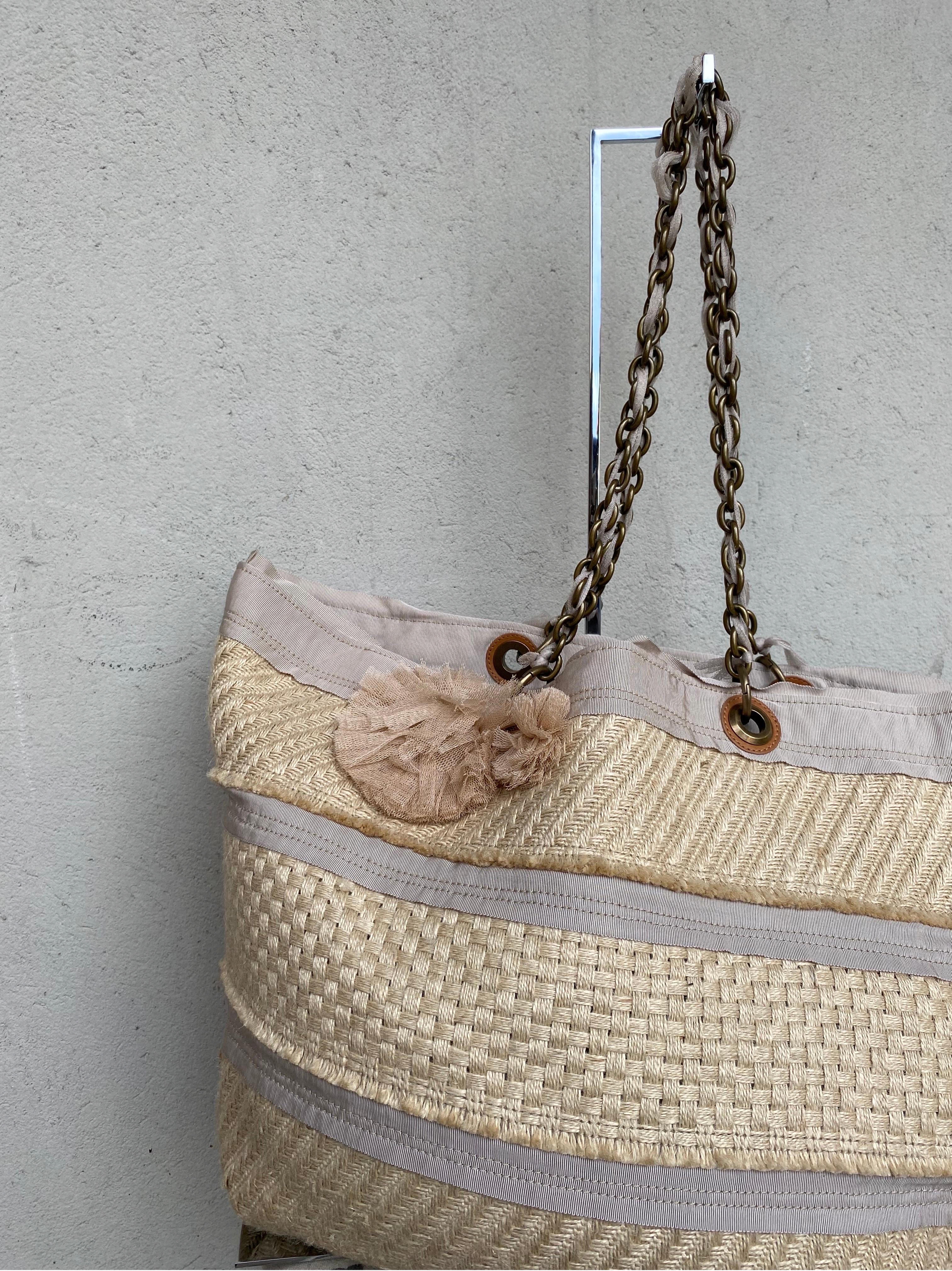 Sac Lanvin en raphia
Avec une chaîne en guise de poignée.
Avec une grande poche spacieuse munie d'une fermeture éclair sur le côté.
Largeur 60 cm
Hauteur 40 cm
Profondeur 15 cm
En excellent état, présente des signes d'utilisation normale.