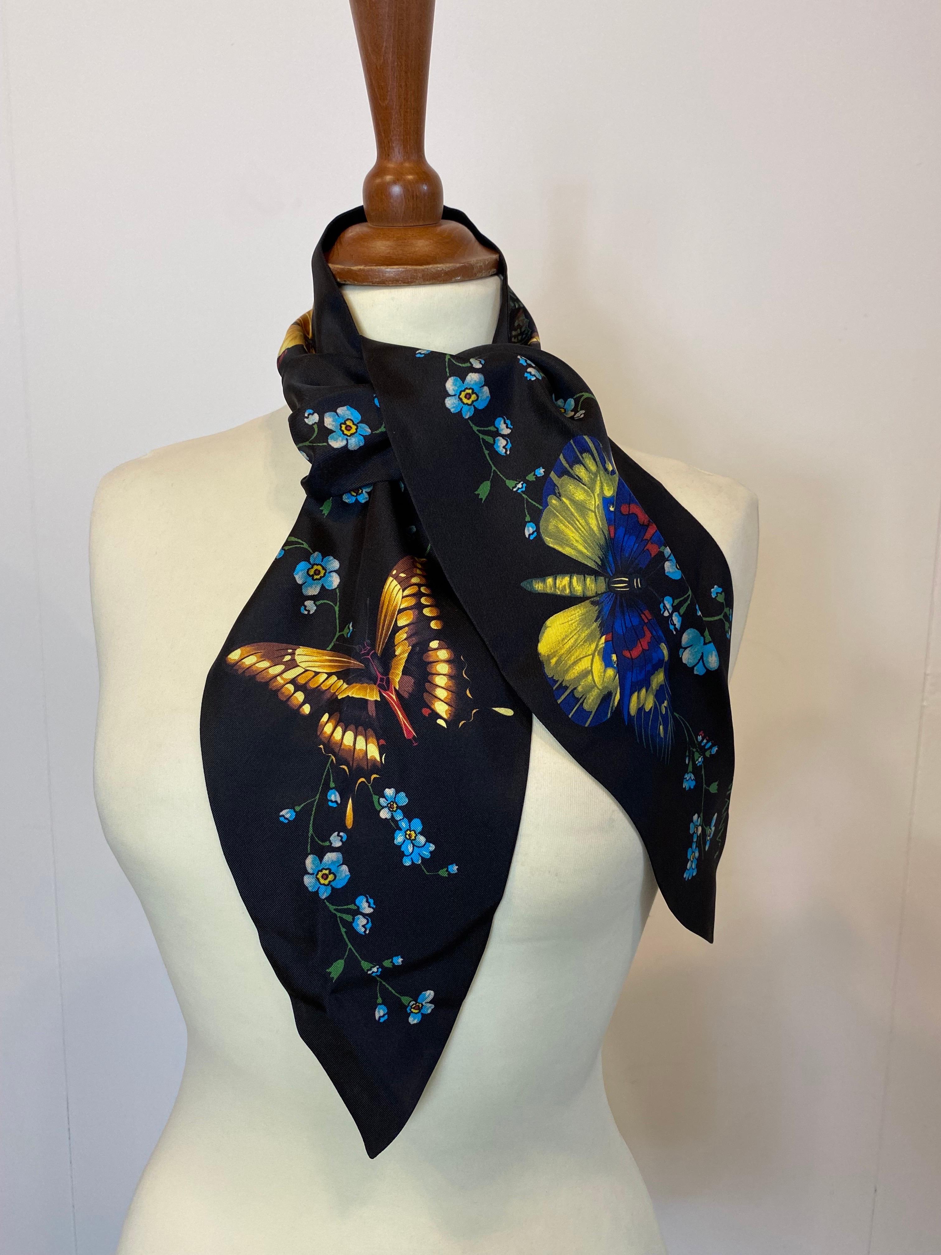 Lanvin bandolier in Blau mit Blumen- und Schmetterlingsdruck.
Es hat kein Label für die Zusammensetzung, aber es sieht für uns wie Seide aus.
Es ist in gutem Zustand, hat kleine Zeichen des normalen Gebrauchs.
Länge 119 cm
Mittlere Breite 8,5