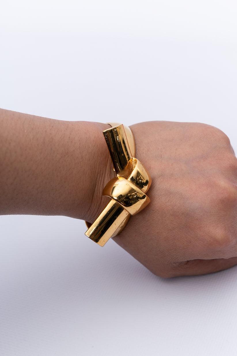 Lanvin - Golden metal bangle decorated with a stylized bow.

Additional information:
Condition: Very good condition
Dimensions: Height: 1cm (0.39 in) - Circumference: 16 cm (6.29 in)

Seller Reference: BRA532