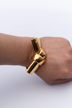 Lanvin Armreif mit stilisierter Schleife, dekoriert