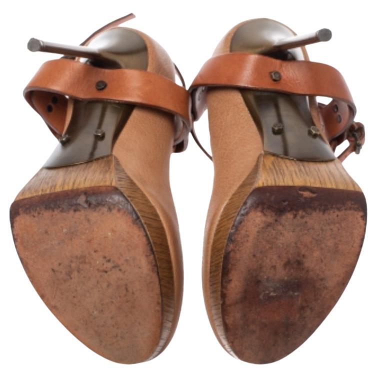This pair of pumps from Lanvin features fine designing and exquisite craftsmanship. Crafted with leather, these pumps are versatile and a wardrobe classic. Be it formal wear or casual wear, this pair of beige & brown pumps will cater to all your