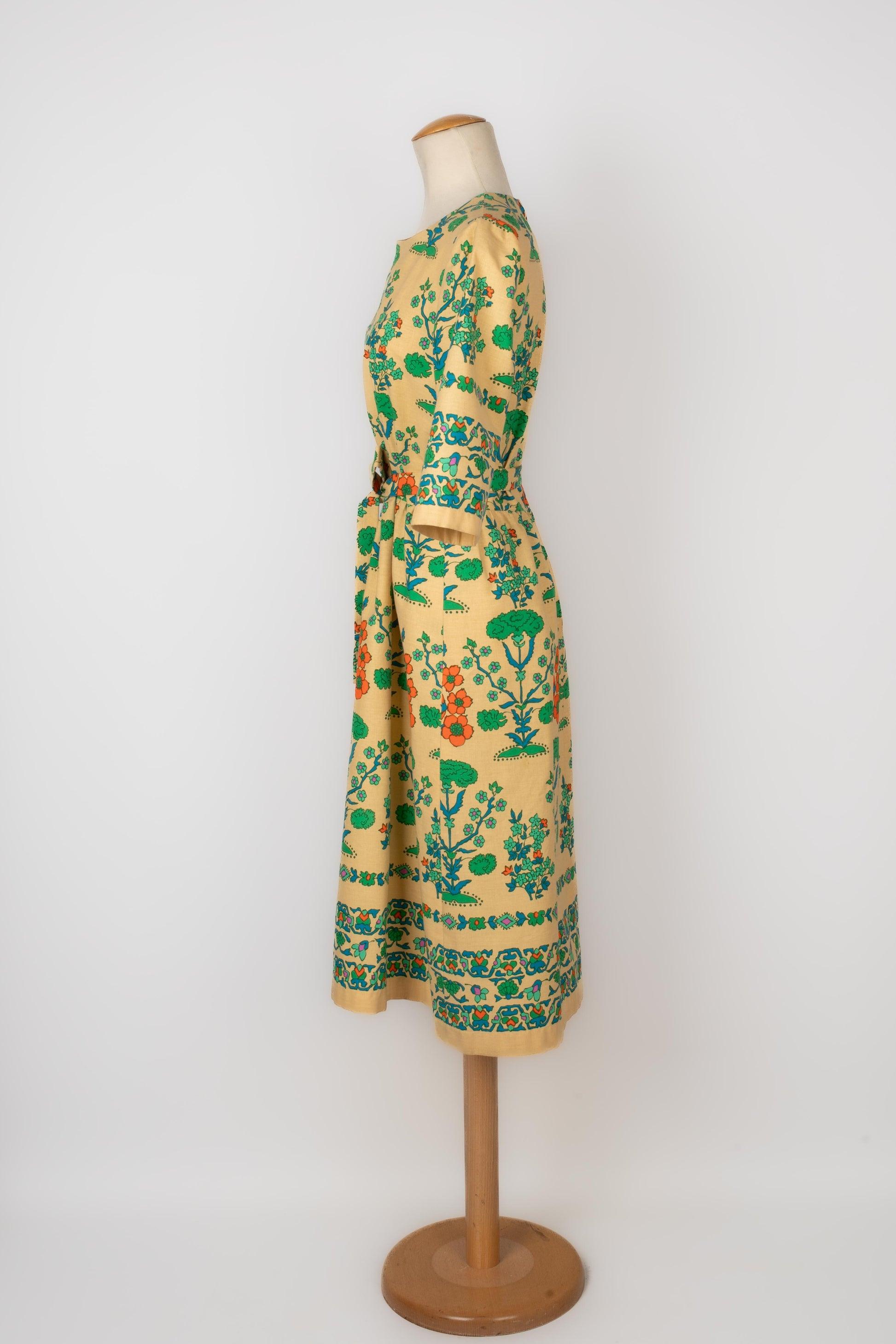 Lanvin- Beige cotton dress with a polychromatic floral decoration. It comes with a belt. No size indicated, it fits a 38FR.

Additional information:
Condition: Good condition
Dimensions: Shoulder width: 37 cm - Chest: 48 cm - Waist: 38 cm - Sleeve