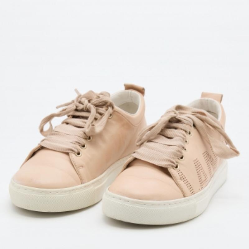Si vous souhaitez vous déplacer avec style, ces baskets sont une option idéale. Fabriquées à partir de matériaux de qualité, elles présentent des fermetures à lacets, des semelles en caoutchouc et des semelles intérieures confortables.