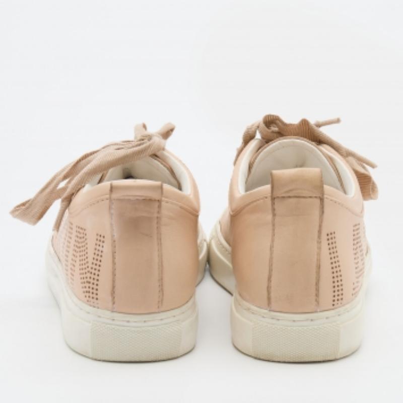Beige Baskets basses Lanvin en cuir beige perforé avec logo, taille 37 en vente
